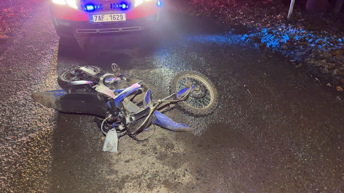 Muž za Prahou havaroval na motokrosové motorce, našli ho v příkopu mrtvého